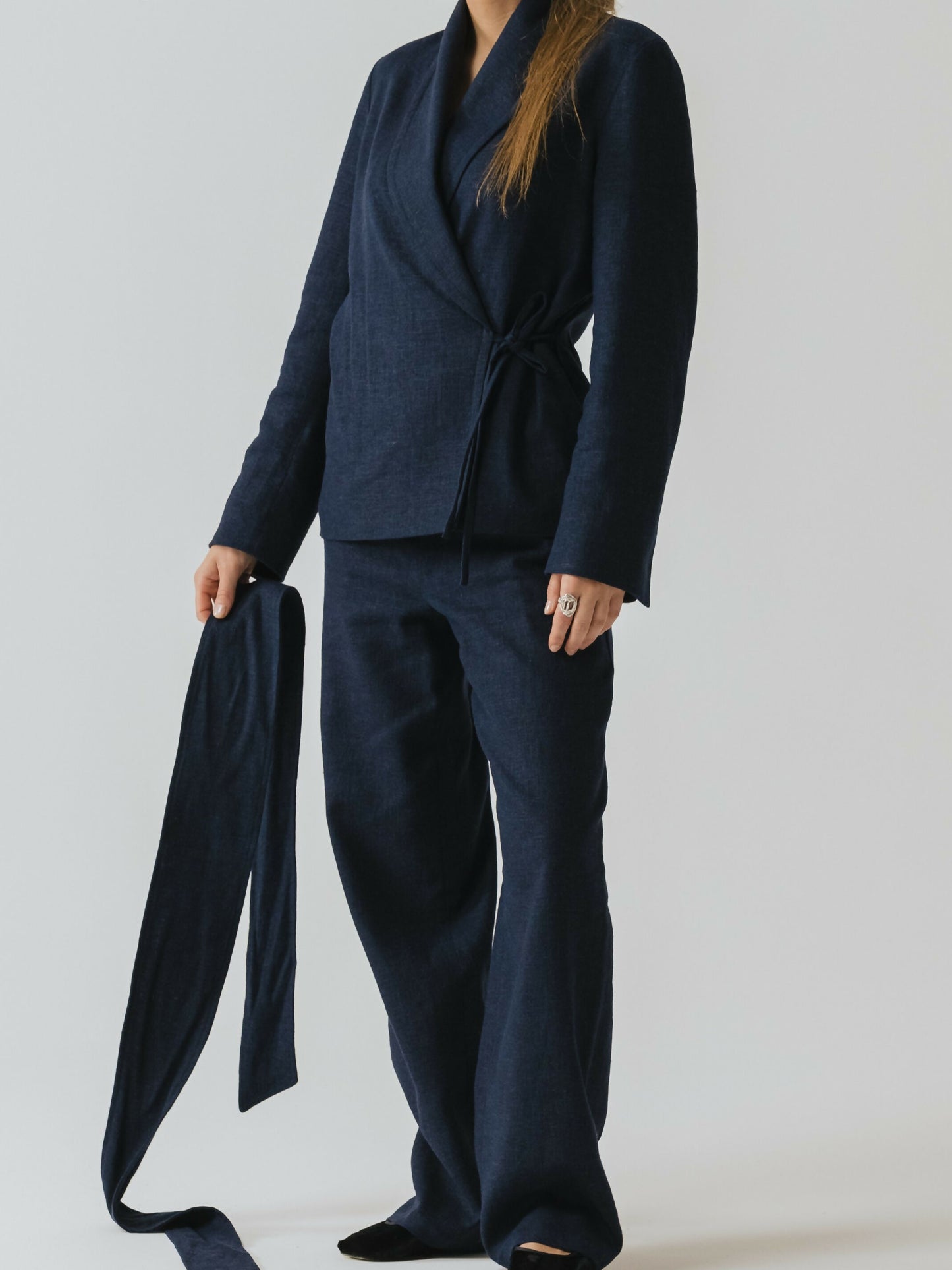 Granatowa marynarka z kołnierzem szalowym i paskiem