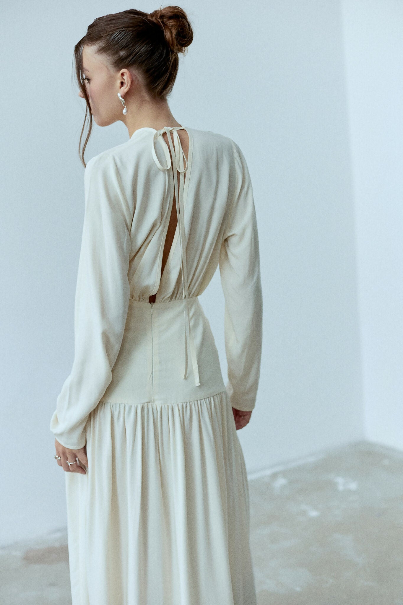 Wiskozowa sukienka Rixa z wycięciem na plecach